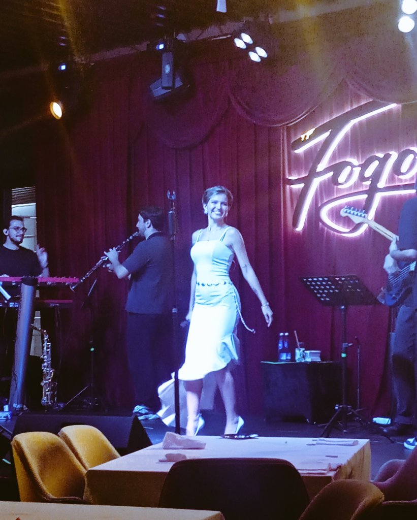 Bu gece cici, güzel, güçlü sesli, mini mini bir sanatçıyı dinledik...
İyi ki dinledik...
<a href="/heybensena/">Sena Nazlı</a>