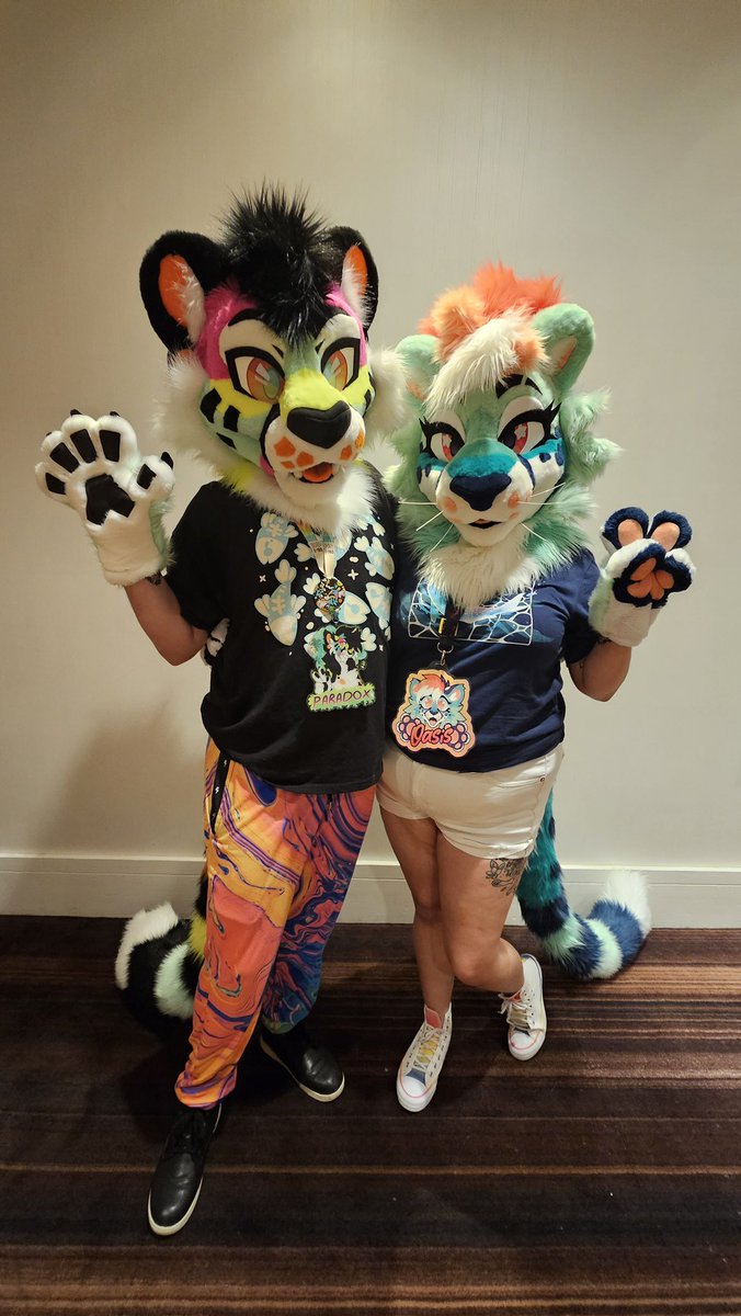 SeasideChee's tweet image. Furry couples!!!!!

I love my gay furry husband @paradoxxpalms 
Kiss kiss kiss kisssss!!!