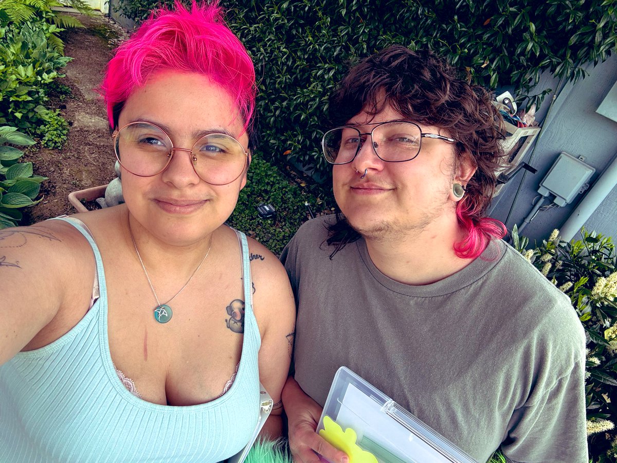 SeasideChee's tweet image. Furry couples!!!!!

I love my gay furry husband @paradoxxpalms 
Kiss kiss kiss kisssss!!!