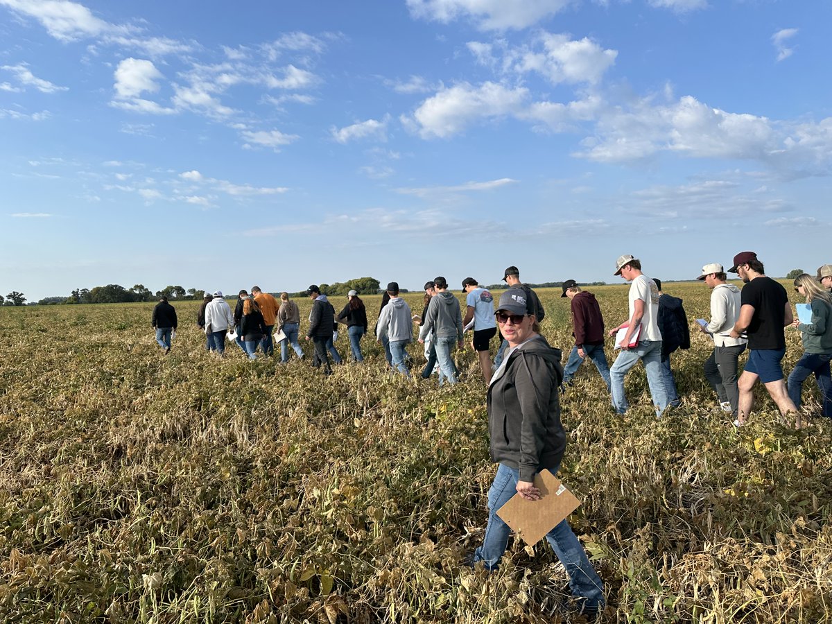 MPSG staff were happy to join with <a href="/HDCWest/">@HDCWest</a>, Chad and Lyndsay and the second year Agribusiness class from <a href="/assiniboine_mb/">Assiniboine College</a> and their instructor <a href="/DanielleTichit/">Danielle Tichit</a>, at a pinto bean field near Carberry this week to learn about frost and desiccation timing!