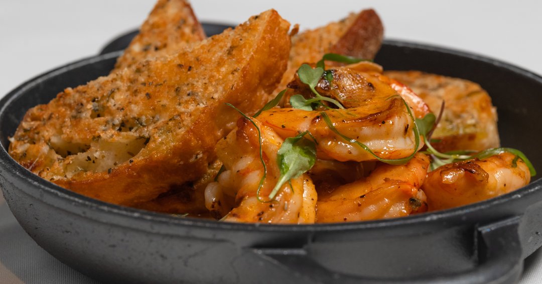 Begin the night with our Sautéed Shrimp Vince—succulent shrimp bathed in chardonnay and garlic butter, served with golden parmesan herb toast for the perfect bite.

#domsteak #steakhouse