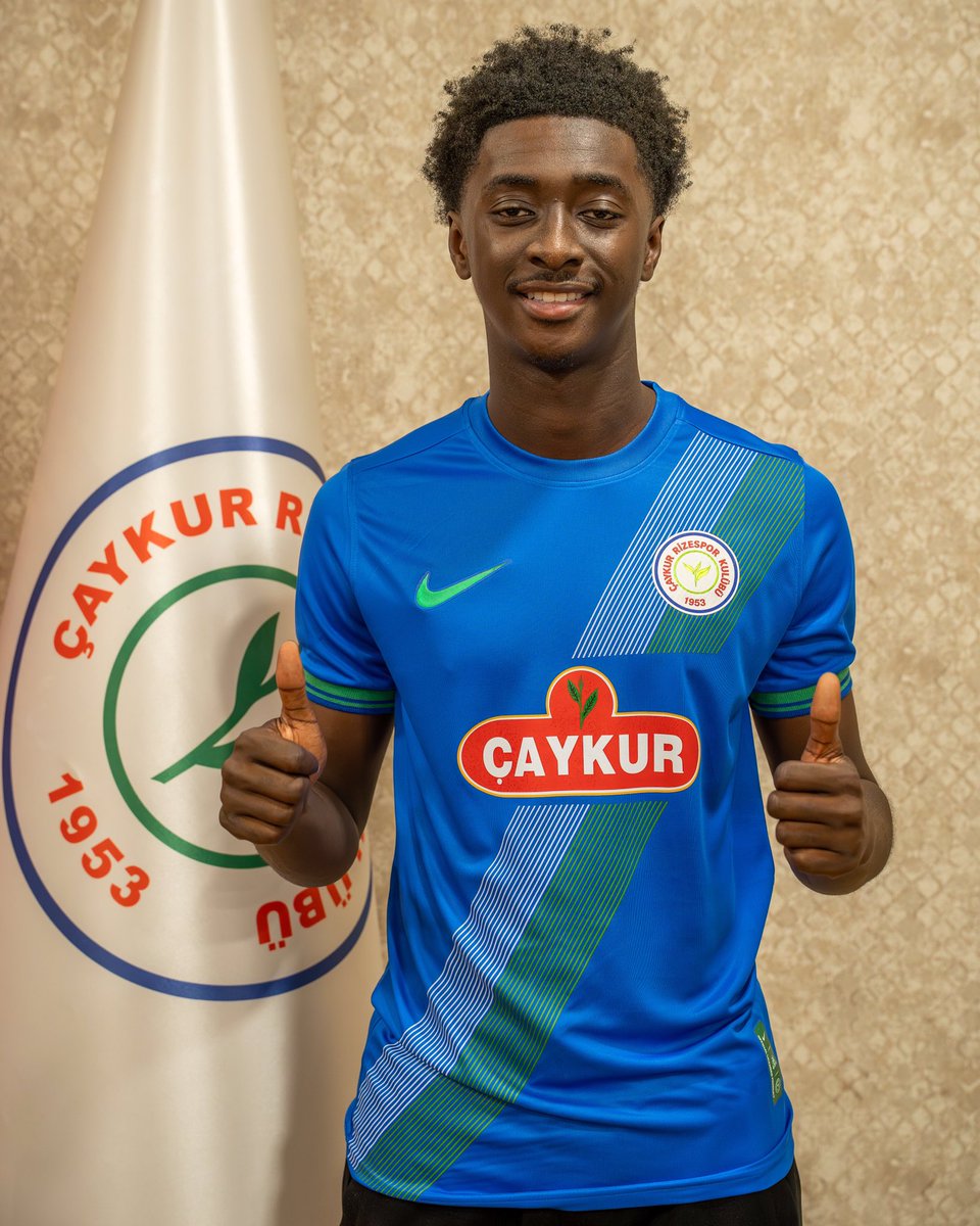 CRizesporAS's tweet photo. Jesurun Rak-Sakyi Çaykur Rizespor’da

Çaykur Rizespor’umuz Gana asıllı İngiliz futbolcu Jesurun Rak-Sakyi’yi kiralık olarak kadrosuna kattı.

İngiltere Premier Ligi ekibi Crystal Palace ve futbolcu ile anlaşmaya varılmasının ardından deneyimli oyuncu, Rize’ye gelerek 1 yıllık kiralık anlaşmayı imzaladı.

İngiltere genç milli takımlarında da forma şansı bulan yeni transferimiz Rak-Sakyi’ye “Hoş geldin” diyor, başarılar diliyoruz.

ÇAYKUR RİZESPOR KULÜBÜ