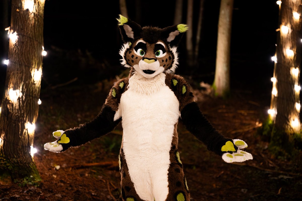 IRL VRC simulator:

✅️ Forest world
✅️ String lights
✅️ Lofi music
✅️ Hot cat man

Now all I need is a mirror to stare at...

📸 <a href="/ToofyTaro/">Taro</a> 
#FursuitFriday