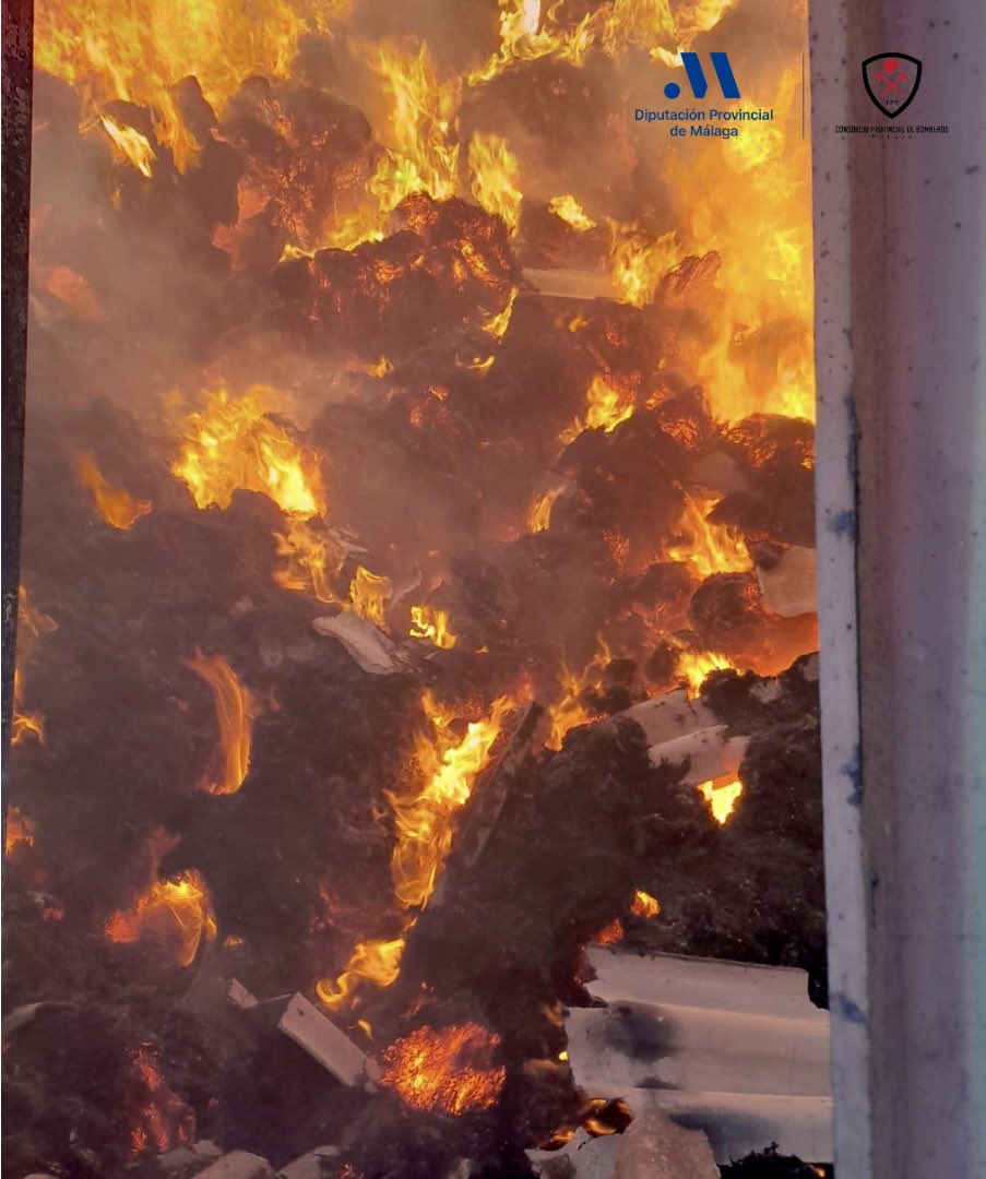 cpbmalaga's tweet image. Desde las 17.50h, nuestras dotaciones #Campillos, #Ronda y #Algatocín intervienen en incendio en nave llena de paja en #LaAtalaya, #CañeteLaReal
Se trabaja para evitar la propagación al exterior y a nave colindante
Sin atrapados ni heridos

#CPBMálaga @diputacionMLG