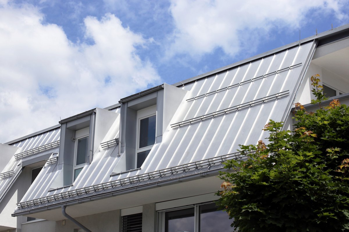 Our standing-seam panel systems deliver clean lines, minimal visible fasteners, and interlocking design that handles thermal movement without cracking or warping. We can help you elevate aesthetics and performance—regardless of the type of property. chicagometalsupply.com/standing-seam-…