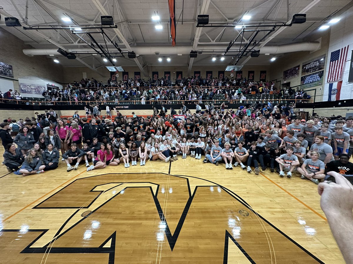 MOppearance No. 12 - MO made a surprise visit to help celebrate another special coach recognition! 🙌🏻  <a href="/statesmensports/">WGHS Athletics</a> #showme100