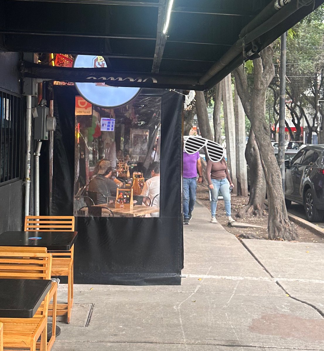 monkolin's tweet photo. @alcaldiacuauh saben cómo puedo reportar que estos abusivos de @BeerStopMexico siempre acaparan más del 50% del paso peatonal? Siempre hay que estar esquivando gente @AlessandraRdlv https://t.co/18pon2iLQZ