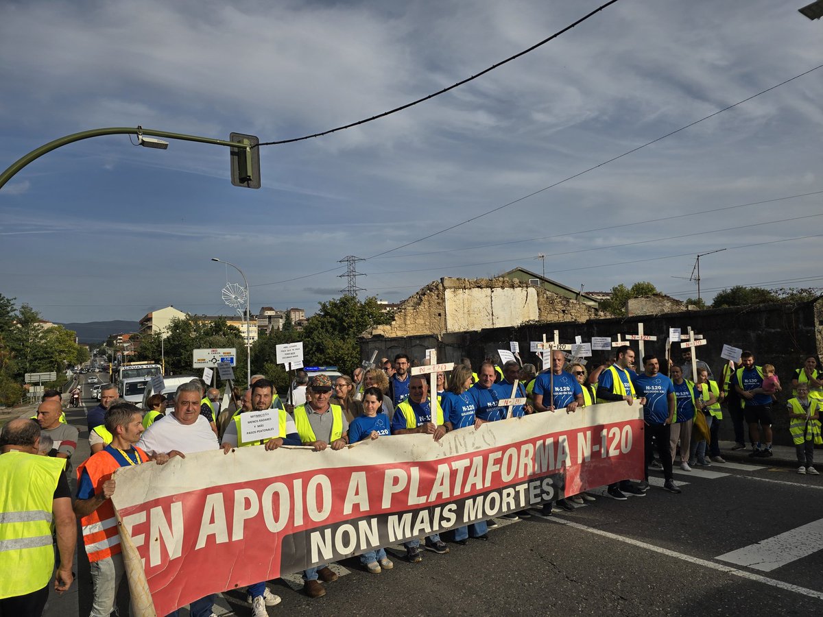 PP de Ponteareas (@ppdeponteareas) on Twitter photo 🤝 Xuntos por Ponteareas
🗣 Hoxe xunto aos veciños, membros da corporación e da plataforma, alzamos a voz para esixir ao Ministro de Transportes a mellora urxente da estrada N-120.
#PonteareasEnPé #N120XA!  #N120VergoñaDeEstado #SeguridadeXa #NonSomosCidadánsDeSegunda 🤝 Xuntos por Ponteareas
🗣 Hoxe xunto aos veciños, membros da corporación e da plataforma, alzamos a voz para esixir ao Ministro de Transportes a mellora urxente da estrada N-120.
#PonteareasEnPé #N120XA!  #N120VergoñaDeEstado #SeguridadeXa #NonSomosCidadánsDeSegunda