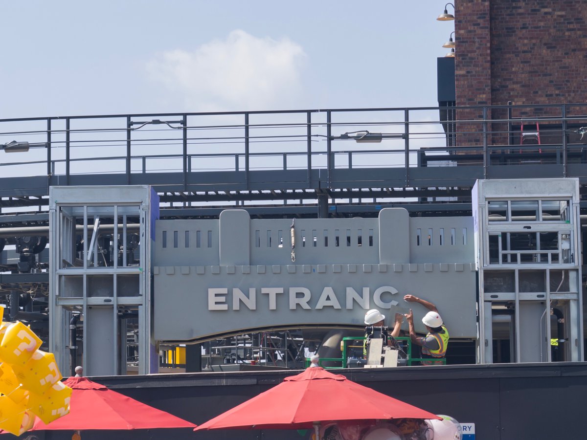 CritterClubHQ's tweet image. The Fast and Furious: Hollywood Drift gift shop (name pending) has opened! Here’s a look around at some of the details. 

Also a look at attraction entry signage going up.