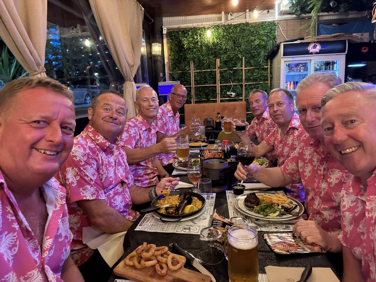 Pre finals day meal out in Benidorm promoting <a href="/SomersetCCC/">Somerset Cricket 🏆</a> &amp; <a href="/SomCountySports/">SomCountySports</a> !! #finalsday25 #WeareSomerset
