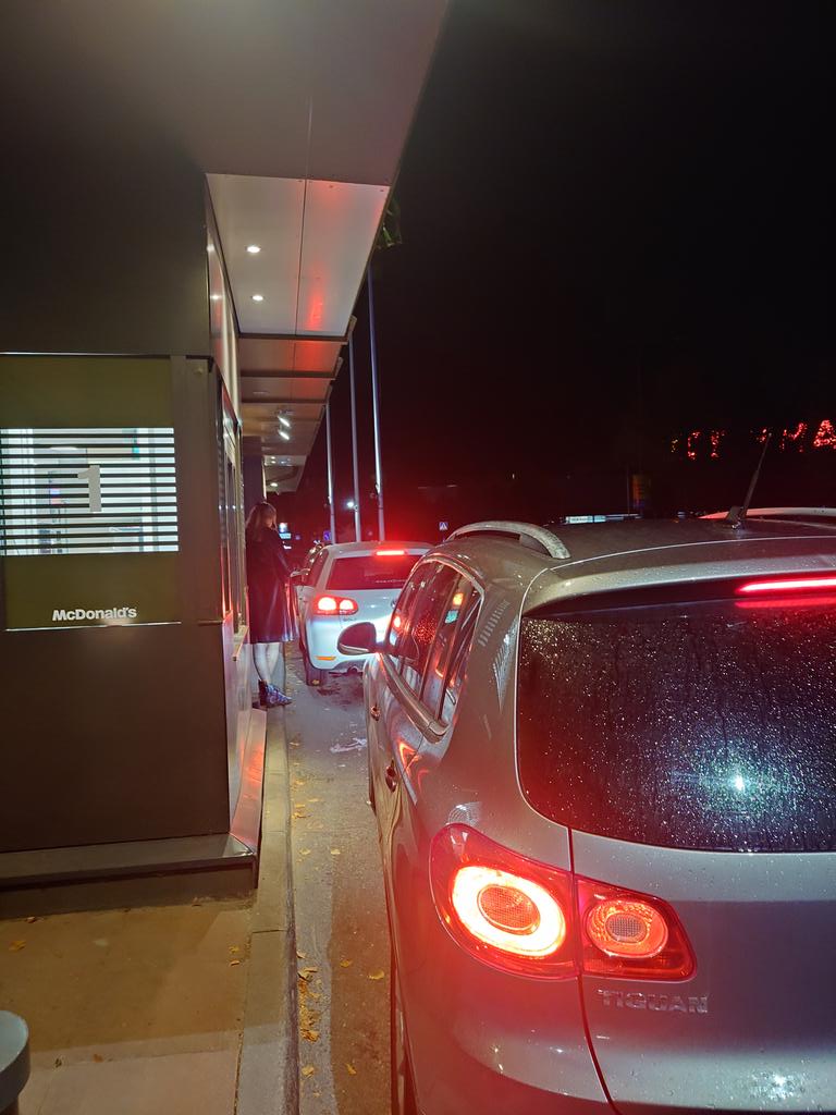 _3hat's tweet image. Mäkkärin jonossa Mikkelissä. Pientä tihkua, mutta myötäistä tähän asti ollut. #ruska2025