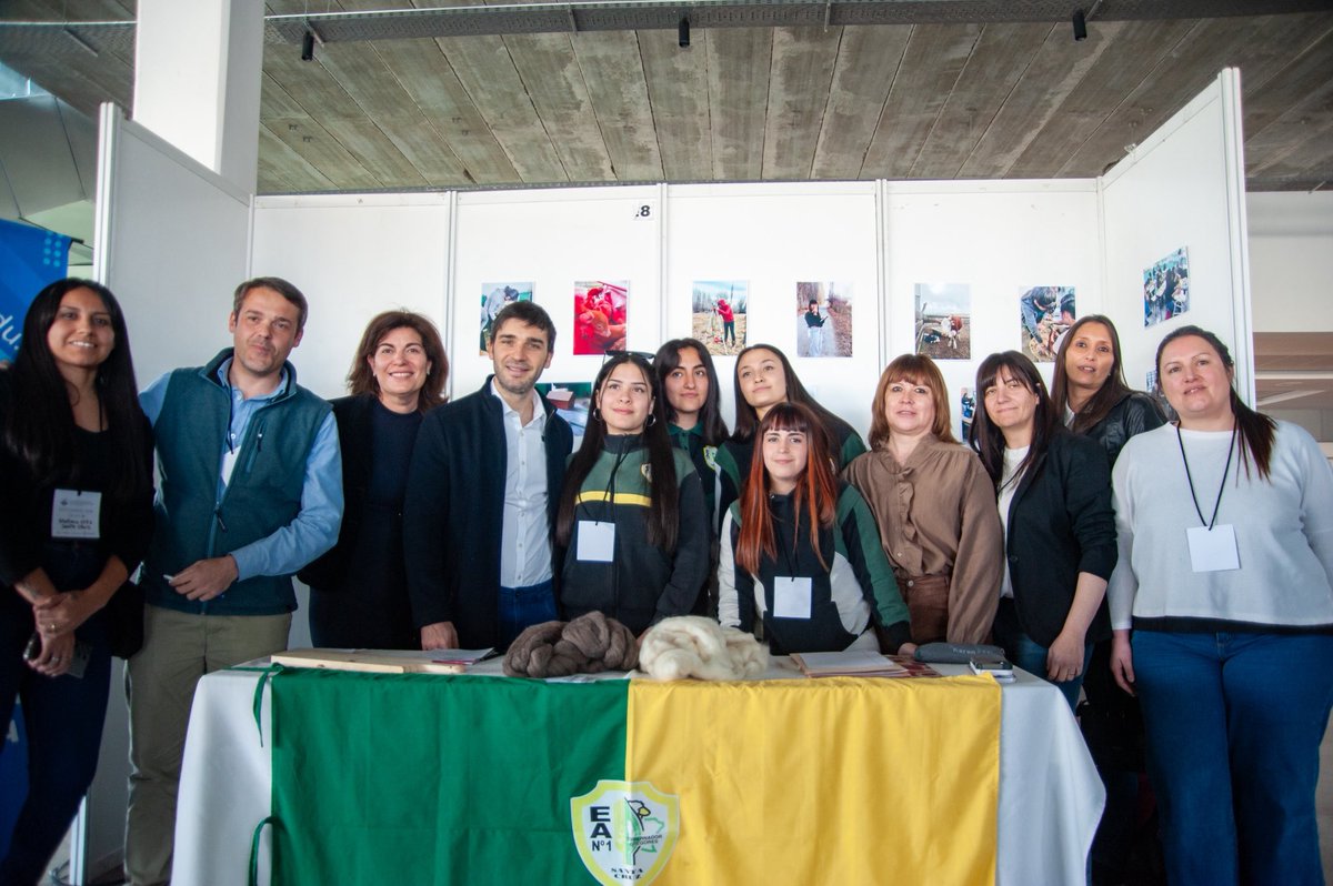 AnaClaraRomer's tweet photo. CHUBUT, EJEMPLO EN EDUCACIÓN💪🏻📚

Recibimos, junto al gobernador @NachoTorresCH,el vicegobernador de Chubut @gustamenna, y intendente de Trelew @gerardomerinotw, el reconocimiento de Argentinos por la Educación a nuestra provincia en el marco de la Campaña Nacional por la Alfabetización.

Este premio destaca las políticas sostenidas que estamos impulsando:
✅ Formación docente específica
✅ Entrega universal de libros a sala de 5, 1º y 2º grado
✅ Nominalización completa de los estudiantes
✅ Evaluaciones censales

Todas estas acciones forman parte del plan provincial “Chubut Aprende 2024-2027”, que marca un rumbo claro: garantizar que cada niño y niña aprenda a leer y escribir en los primeros años de escolaridad.

Desde mi lugar en el Congreso voy a seguir trabajando en este eje, como lo hice en educación como servicio estratégico esencial, obligatoriedad de pruebas APRENDER, y garantizar 180 días de clases para todos los chicos de Chubut y de toda la Argentina.