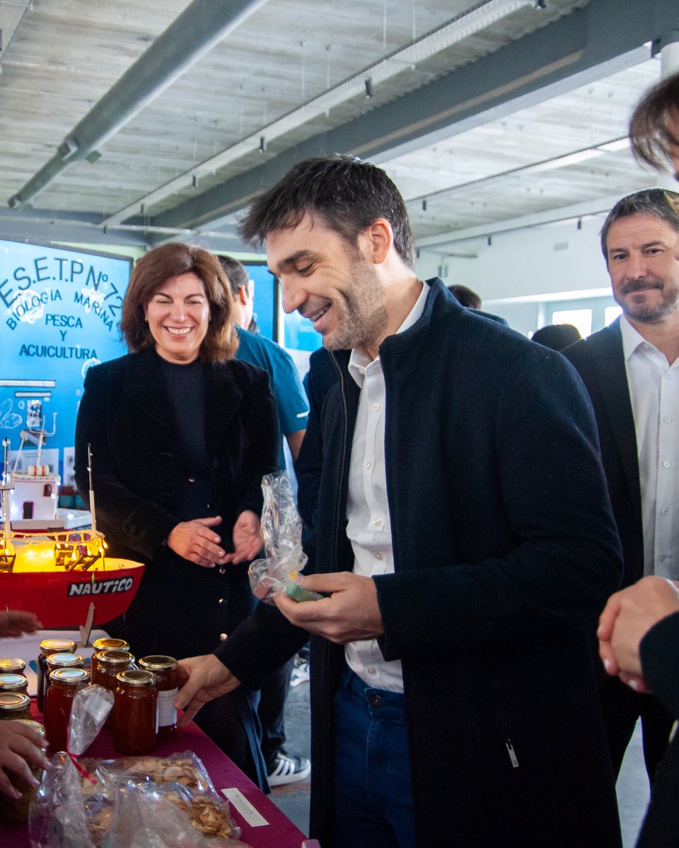 AnaClaraRomer's tweet photo. CHUBUT, EJEMPLO EN EDUCACIÓN💪🏻📚

Recibimos, junto al gobernador @NachoTorresCH,el vicegobernador de Chubut @gustamenna, y intendente de Trelew @gerardomerinotw, el reconocimiento de Argentinos por la Educación a nuestra provincia en el marco de la Campaña Nacional por la Alfabetización.

Este premio destaca las políticas sostenidas que estamos impulsando:
✅ Formación docente específica
✅ Entrega universal de libros a sala de 5, 1º y 2º grado
✅ Nominalización completa de los estudiantes
✅ Evaluaciones censales

Todas estas acciones forman parte del plan provincial “Chubut Aprende 2024-2027”, que marca un rumbo claro: garantizar que cada niño y niña aprenda a leer y escribir en los primeros años de escolaridad.

Desde mi lugar en el Congreso voy a seguir trabajando en este eje, como lo hice en educación como servicio estratégico esencial, obligatoriedad de pruebas APRENDER, y garantizar 180 días de clases para todos los chicos de Chubut y de toda la Argentina.