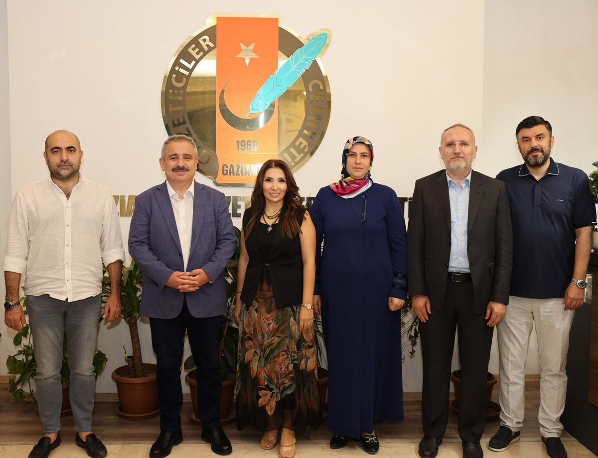 Medyadaki derin etkisiyle gündemin nabzını tutan kıymetli meslektaşımız, Türkiye Basın Federasyonu Başkanı Sinan Burhan’ı Gaziantep’te ağırladık.

Siyasetten ekonomiye, yerel basından bir döneme damga vuran TRT’deki Anadolu Konuşuyor programına kadar pek çok konuda keyifli bir