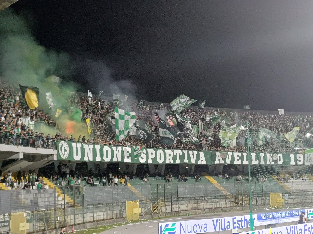 VitoooHiltonnn's tweet photo. US Avellino 2-1 AC Monza 
Serie B
Superbe curva des locaux très belle soirée (et une coupure de courant et un but magnifique) https://t.co/1Hokugr42v