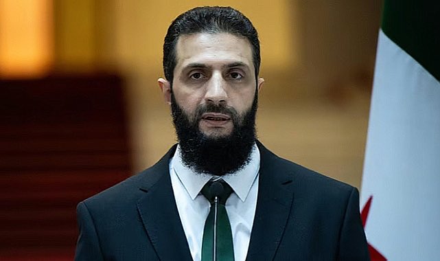 ConflictTR's tweet image. 🔴 Suriye Cumhurbaşkanı Ahmed el-Şaraa:

Suriye, nihayetinde tek bir santim topraktan bile vazgeçmeyecektir. Bu, tüm Suriye topraklarını korumak ve Suriye&apos;nin birlik olması için halk önünde yemin ettiğimiz bir andımızdır.