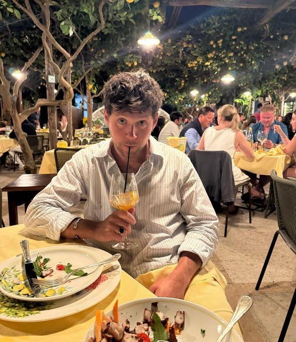 Reminder he's 32 tomorrow 😭😭😭