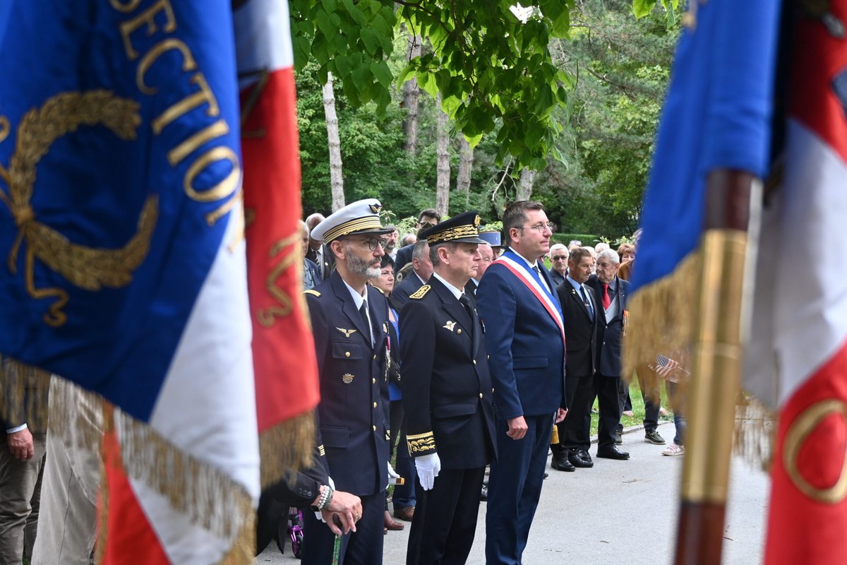 Prefet70's tweet photo. 🇫🇷 Serge JACOB, préfet de la Haute-Saône, a participé au 81ᵉ anniversaire de la Libération de Vesoul.
Autorités civiles et militaires, élus, porte-drapeaux, associations patriotiques... étaient réunis pour honorer le souvenir de celles et ceux qui se sont battus pour la liberté. https://t.co/Mlbl01DgUM