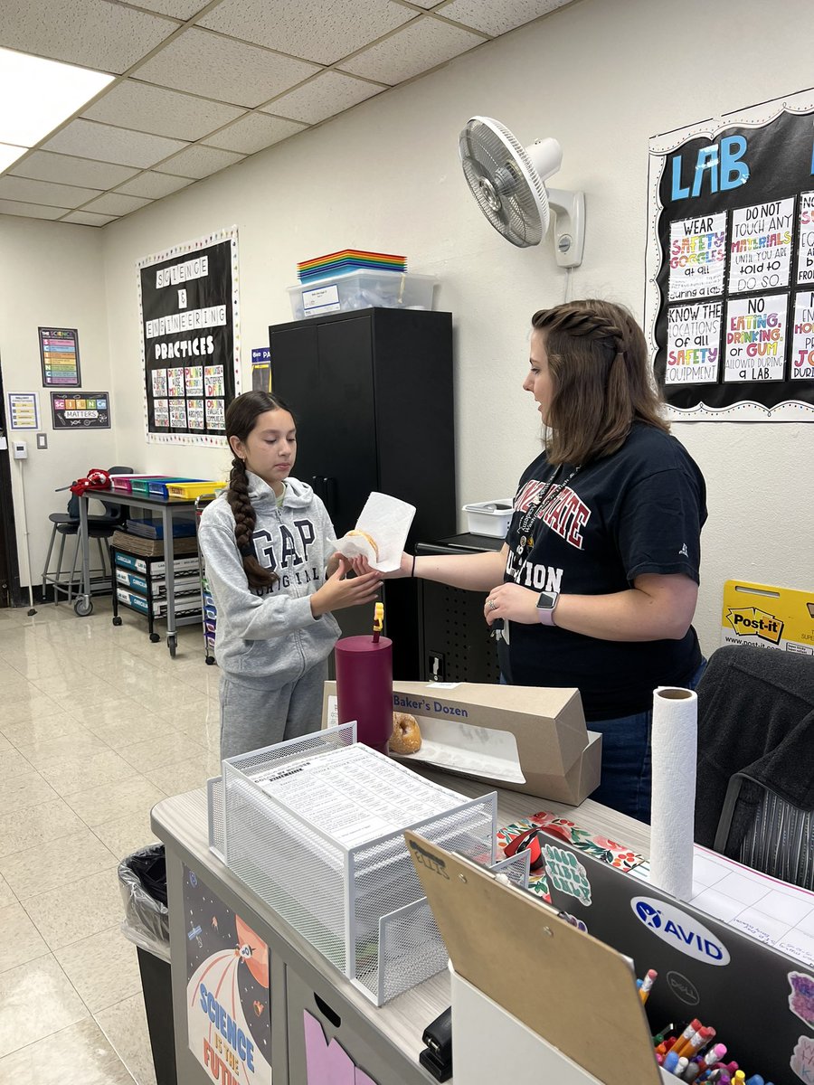 146reads1's tweet photo. The 6 graders at @WashingtonD86 celebrated #Avidday by completing their #myavidwhy sheets & eating donuts 🍩 They are excited to be a part of the @AVID4College Family! https://t.co/qwniFAuZLl