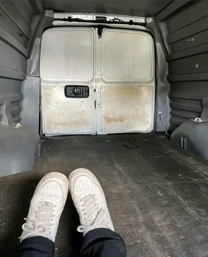 They're taking me to the Mint Fantome Bite and Greet. Can't wait to show you guys my new skin piercing oshi bite marks 🥰