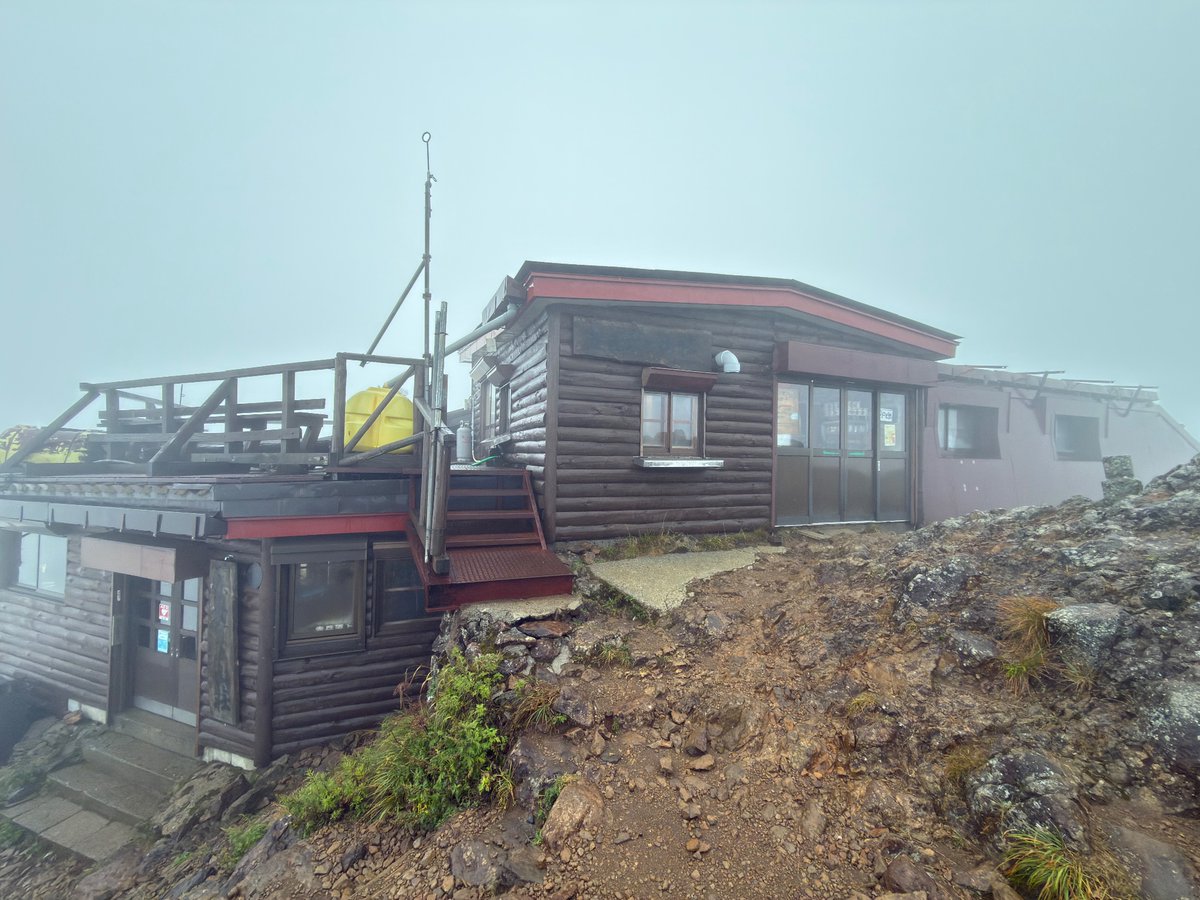 akadake2899m's tweet photo. おはようございます。今朝の赤岳は雨です。気温は9℃。ほぼ無風で穏やかです。
そろそろ晴れてください。
#赤岳
#八ヶ岳 https://t.co/6GT7wr8tia