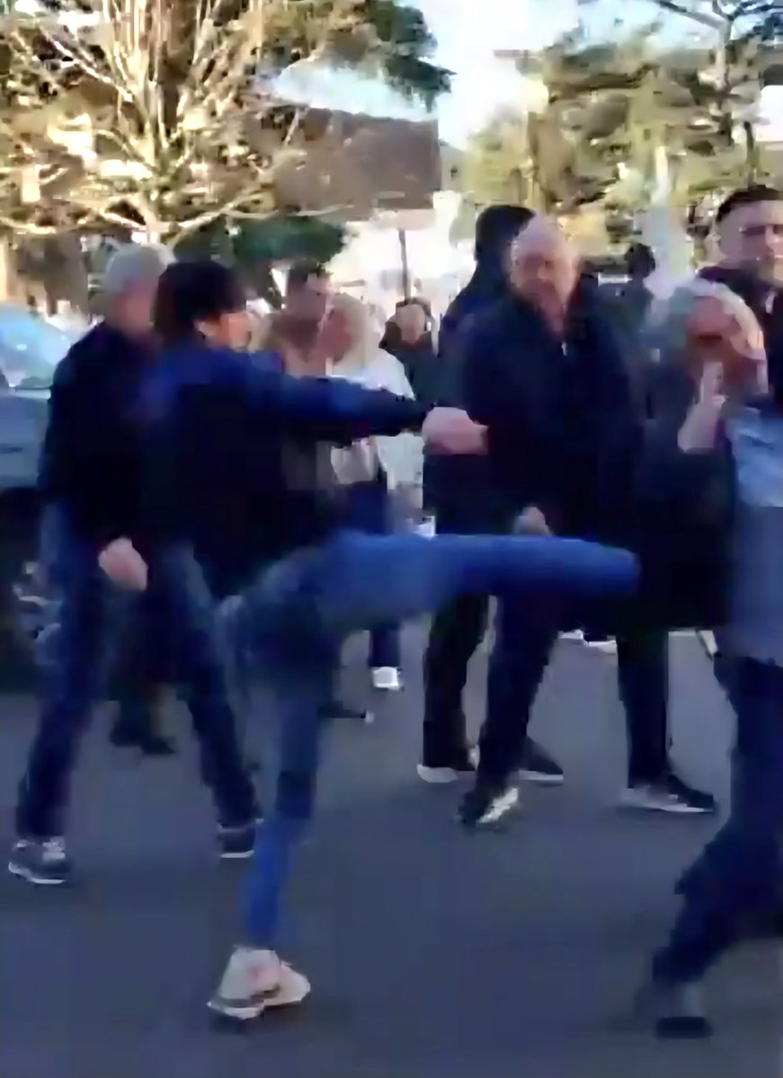 Así golpeaba un kirchnerista a un Jubilado.
No les importan los abuelos, no los quieren, solo los utilizan políticamente para volver al poder.

Realmente asusta lo psicópatas qué son