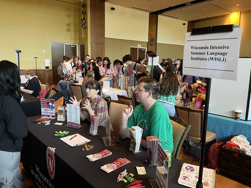 wisli_uw's tweet image. Welcome to all the new Badgers starting their grad journeys! 🦡🎓 We enjoyed meeting you at the Resource Fair and sharing what WISLI has to offer. @cessi_uw @sipi_uw @sasli_uw @medli_uw @UWMadGSEd