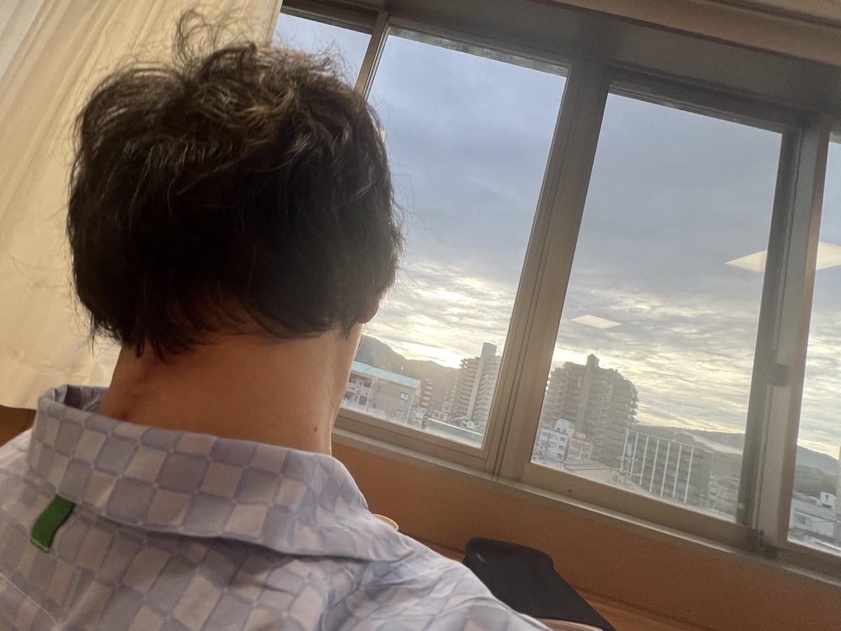 【手術29日目】おはようございます。来週の退院に向けてテンション高めて。退院してできる事をイメージしてみた。まずは鋏を持つ事、タワーの点検、ギター演奏、太刀魚釣り、飲み会。実際に先生に聞いたら全部できないって😱でも，できるイメージを持っていることが大切って。まずは首を回すところから