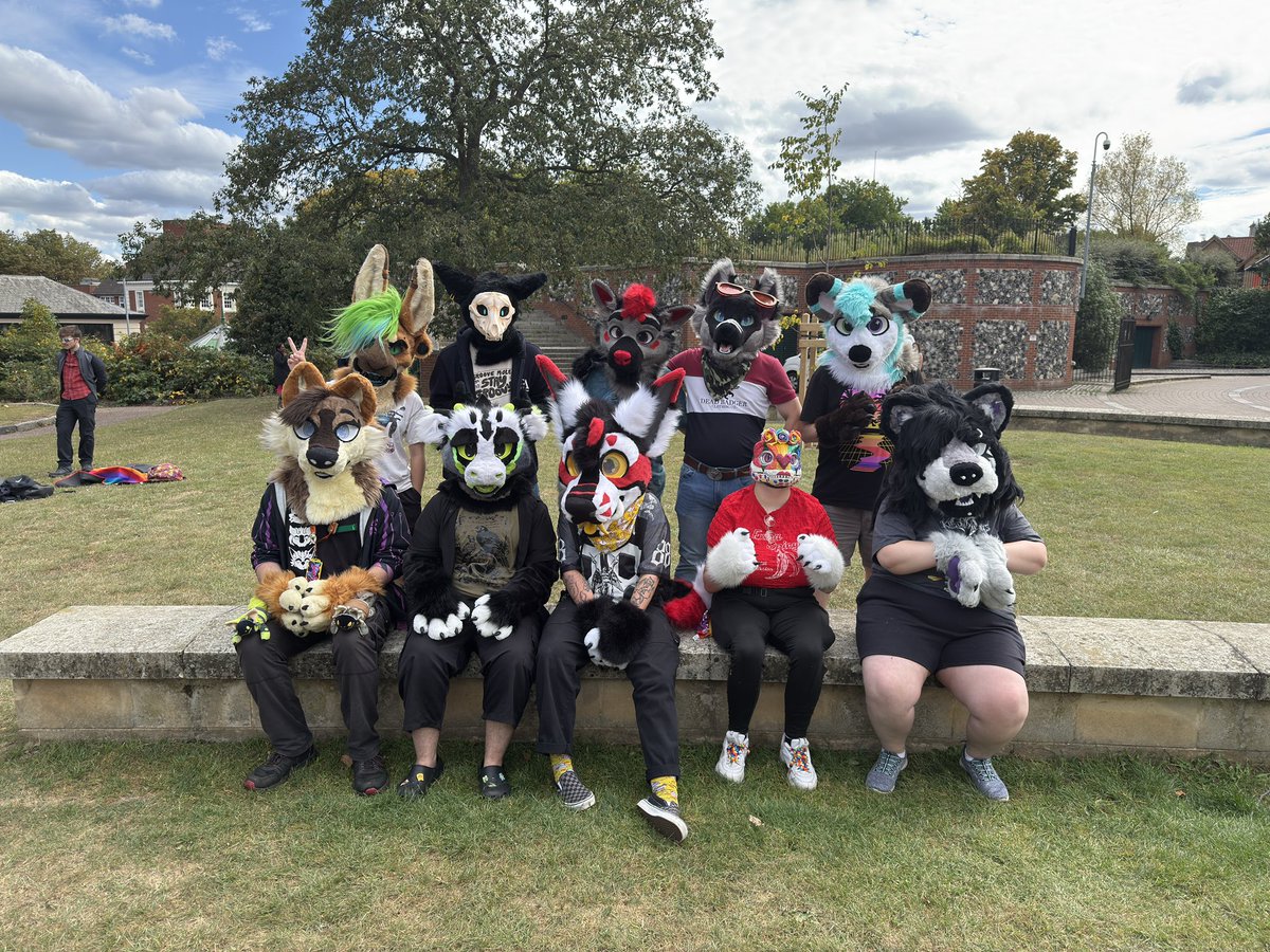 Happy #fursuitfriday everyone hope you have all had a lovely week and we are looking forward to seeing some of you tomorrow. ☺️