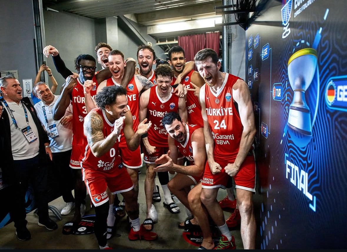 SportsDigitale's tweet photo. 📲 Alperen Şengün: 

"İyi gelmez mi hiç deniz havası?" https://t.co/yl1CTCKTDv