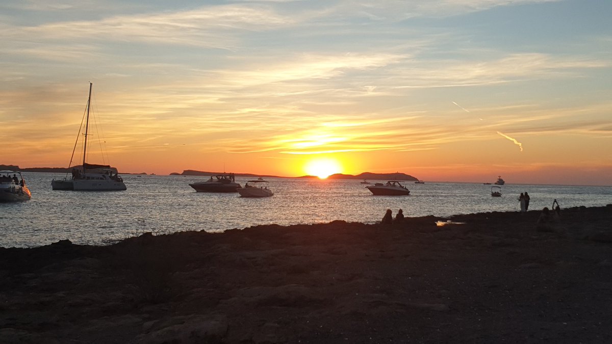 Robperks3000's tweet photo. No place better to watch a sunset..
#cafemambo #ibiza #sunset #2025 https://t.co/r8LVpxddsC