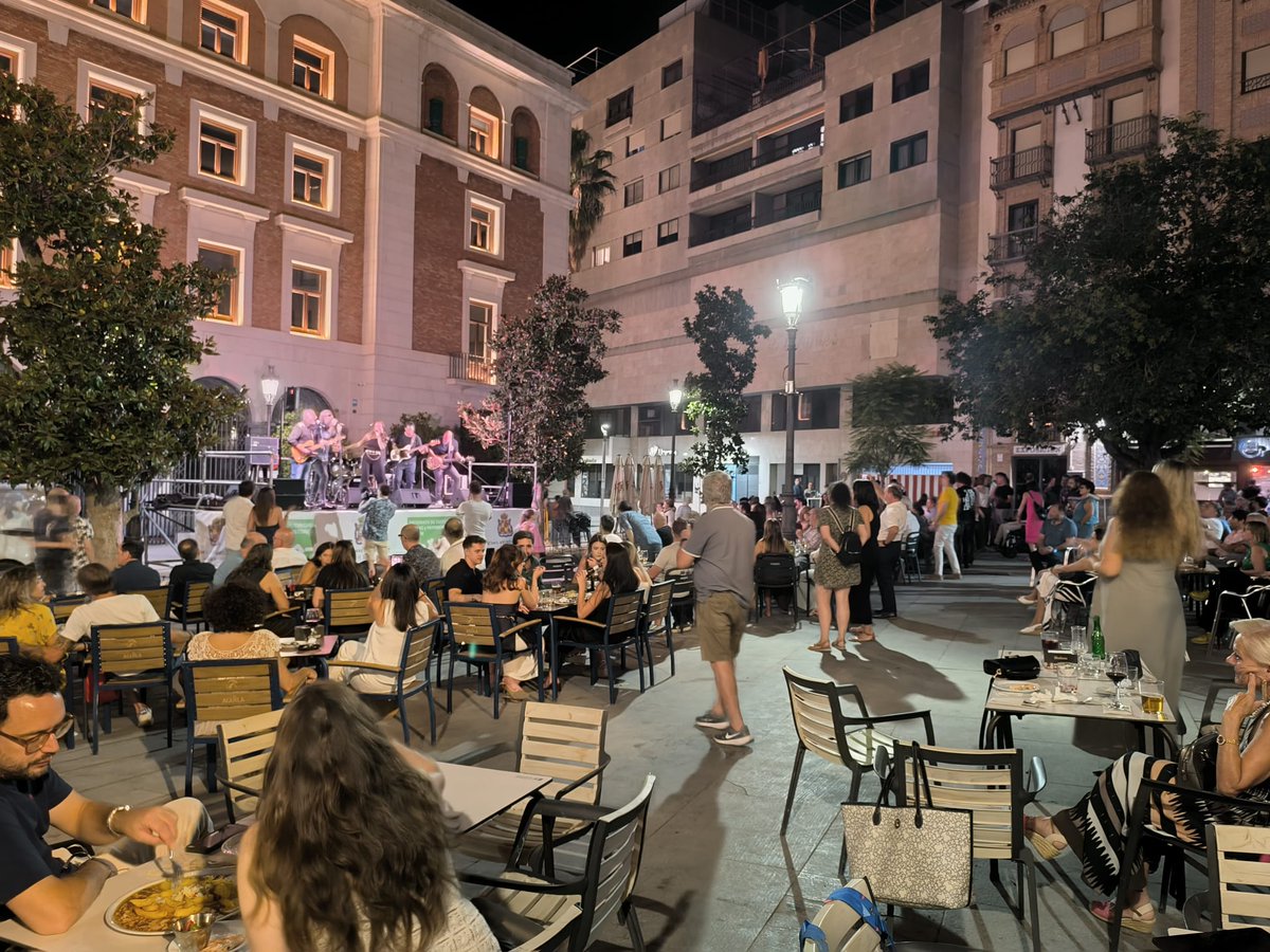 🎸✨ Último concierto del ciclo en Plaza Deán Mazas

La música ha vuelto a sonar con fuerza en Deán Mazas en el cierre de este ciclo de conciertos de verano. Pannza Innvisible ha puesto el broche de oro con un directo potente y lleno de energía 💪🏻🙌🏻

#JaénCultura #MúsicaEnLaCalle
