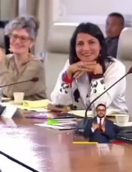 La sapa de la oficina que se ríe del chiste sin gracia que cuenta el jefe para que la ascienda