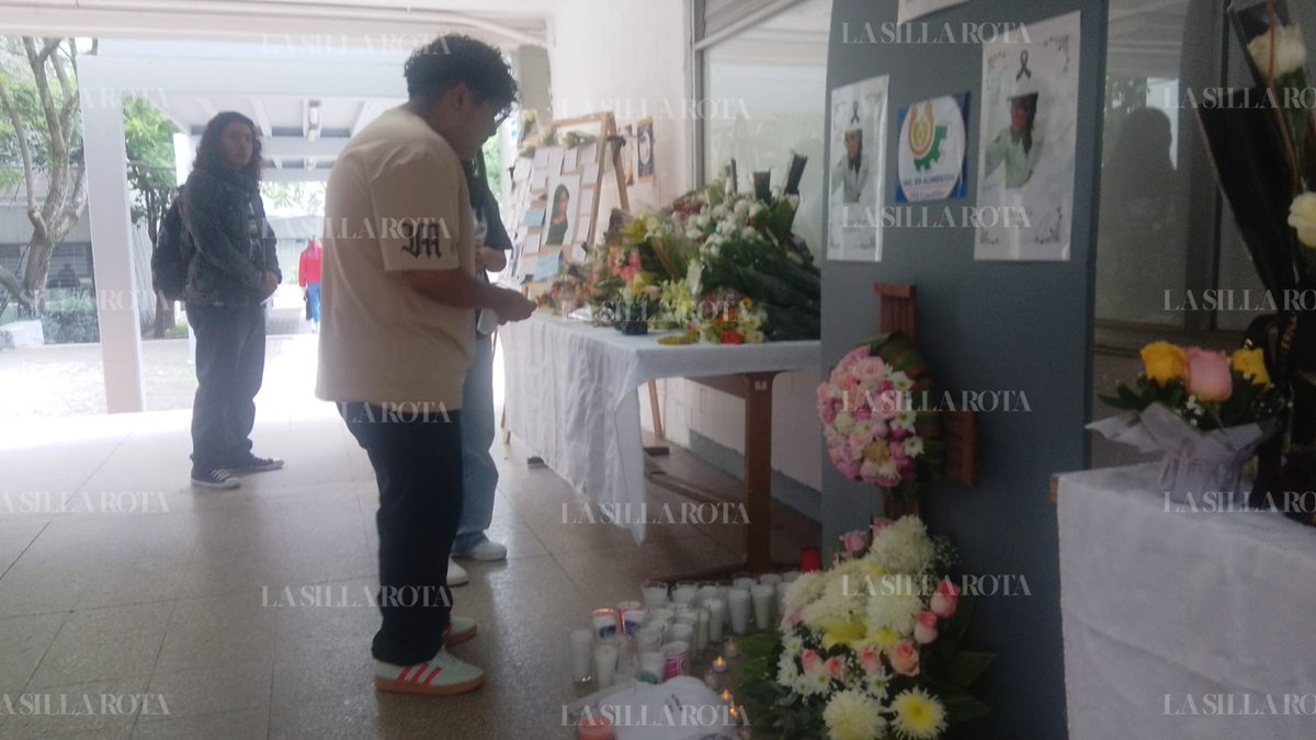 lasillarota's tweet photo. Alumnos y maestros de la Facultad de Estudios Superiores FES Cuautitlán colocaron una ofrenda con fotos, flores y veladoras, en memoria de Ana Daniela Barragán, estudiante de Ingeniería de Alimentos  que perdió la vida en la explosión de una pipa de gas en Iztapalapa.

📹/📷 @carmede2002