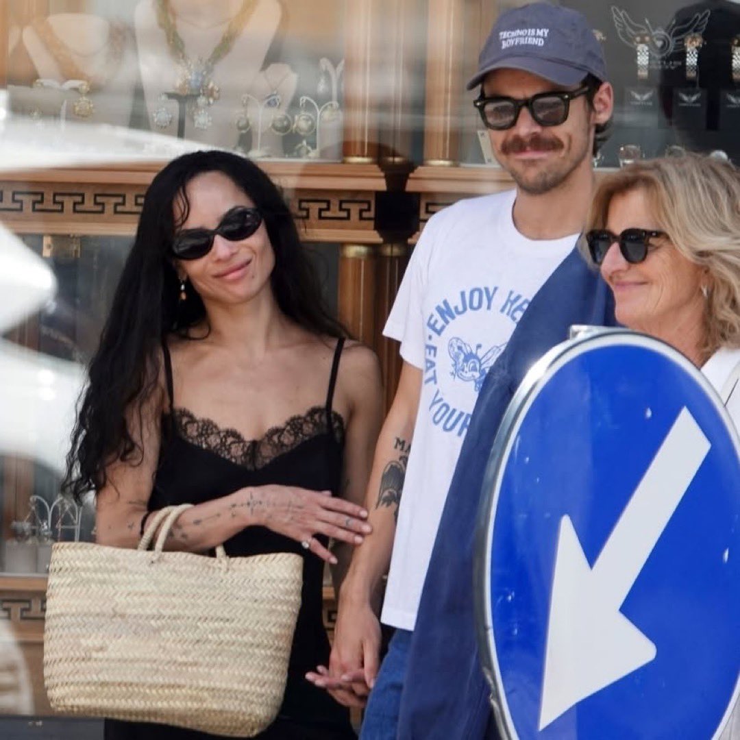 hsdcandids's tweet image. Harry and Zoë Kravitz out and about in Italy today - 12 September