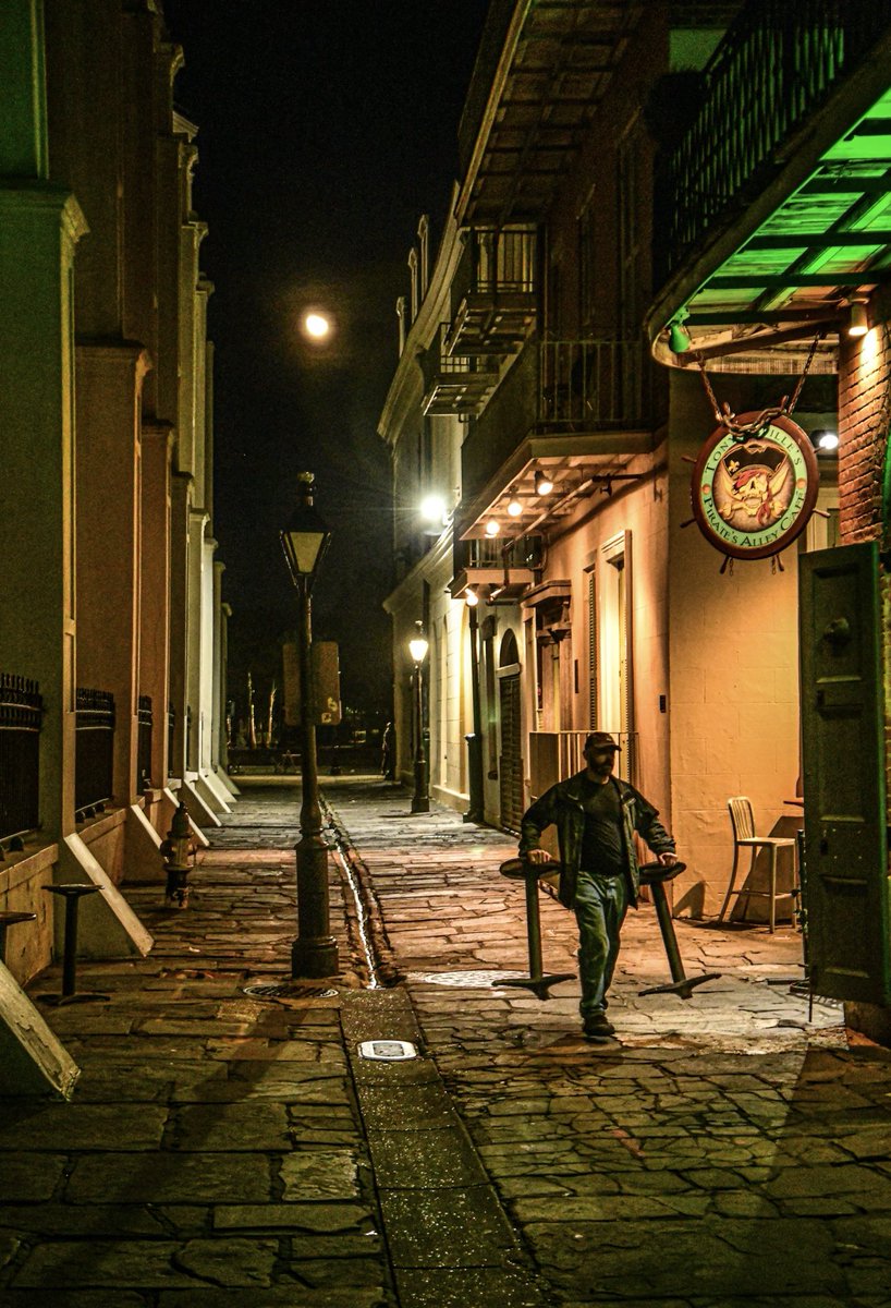 Closing time, Pirates Alley, New Orleans