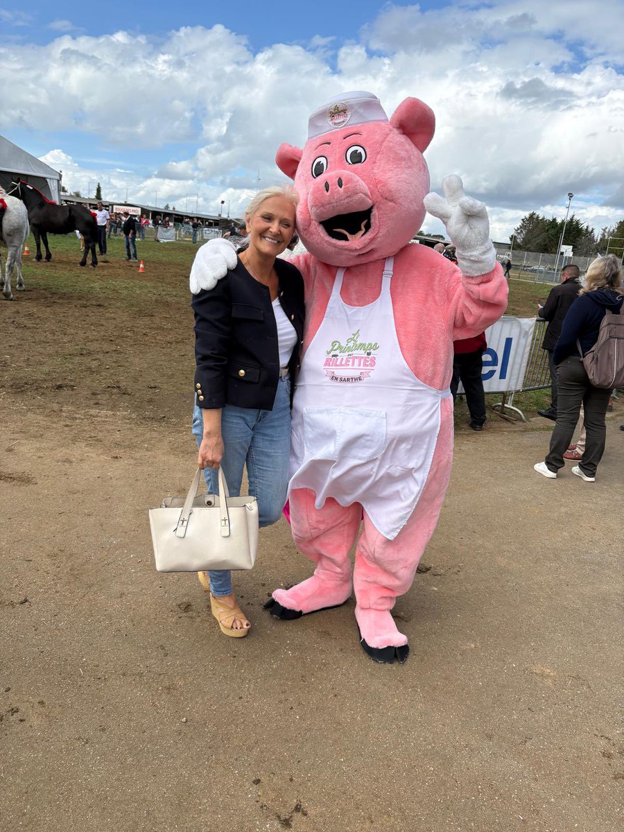 MCarolineLePen's tweet photo. Face au #Mercosur , seul le #RN défend les agriculteurs sacrifiés.
A la foire du Mans, que de témoignages de sympathie, que de belles rencontres avec @romain_lemoigne , @PierreVaugarny et une partie de l’équipe du @RNSARTHE72 

#lechangementnattendplus https://t.co/OUUCaHZbsP