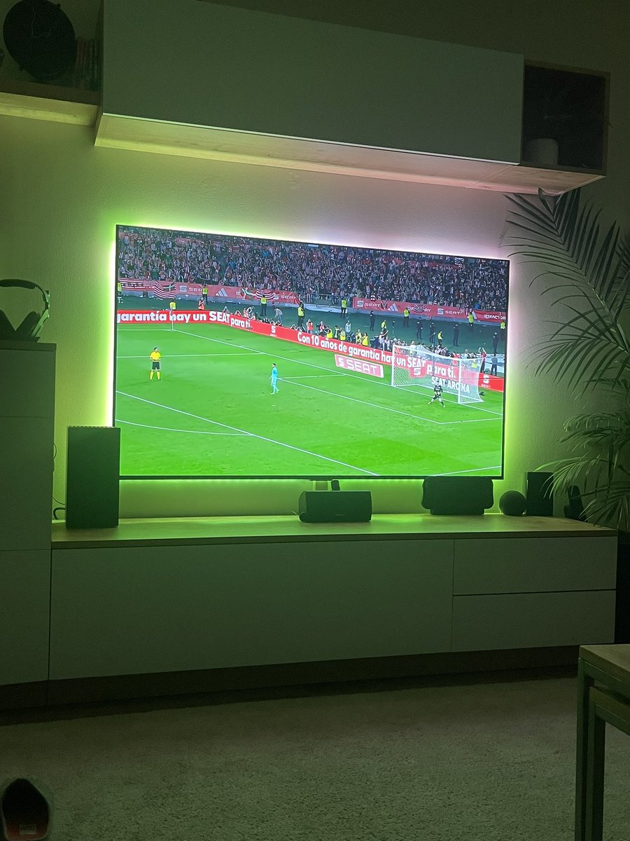 Tengo netflix, hbo, prime, disney+, etc. Pero aquí estoy en youtube viendo la dichosa tanda de penaltis una vez más 😅😅.