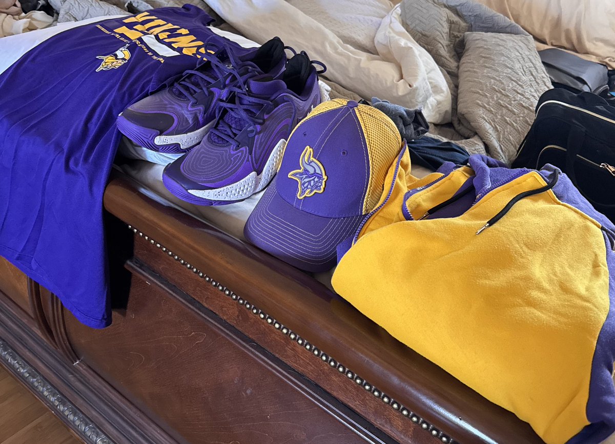 OK local Minnesota folks I'm here from my red eye and nap and we are by the HGI by convention center.  Who can suggest a spot to eat with live music in a short Uber distance? SKOL!