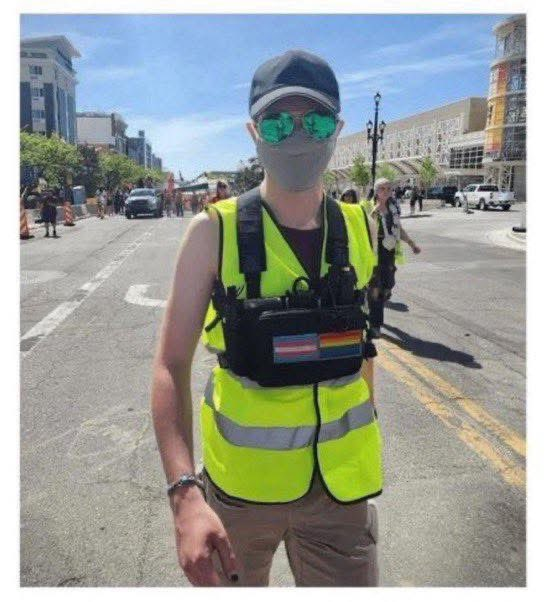 Lo que sabemos sobre Tyler Robinson (22), acusado del asesinato de Charlie Kirk:

-Su familia dice que abrazó el activismo de izquierdas y rechazó sus valores de origen.
-En una cena familiar expresó posturas intensamente anticonservadoras.
-Activo en servidores de Discord de