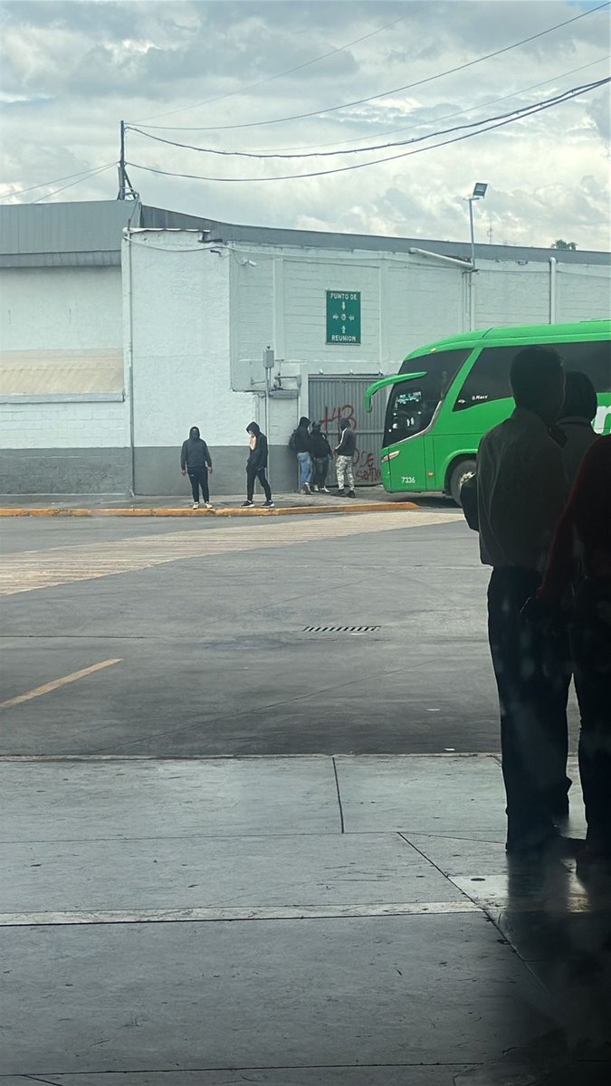 Gposiadeoficial's tweet photo. Central de autobuses del norte sin operar tomado por gente de ayotzinapan 
Miles de usuarios afectados https://t.co/yInv6aQAHe