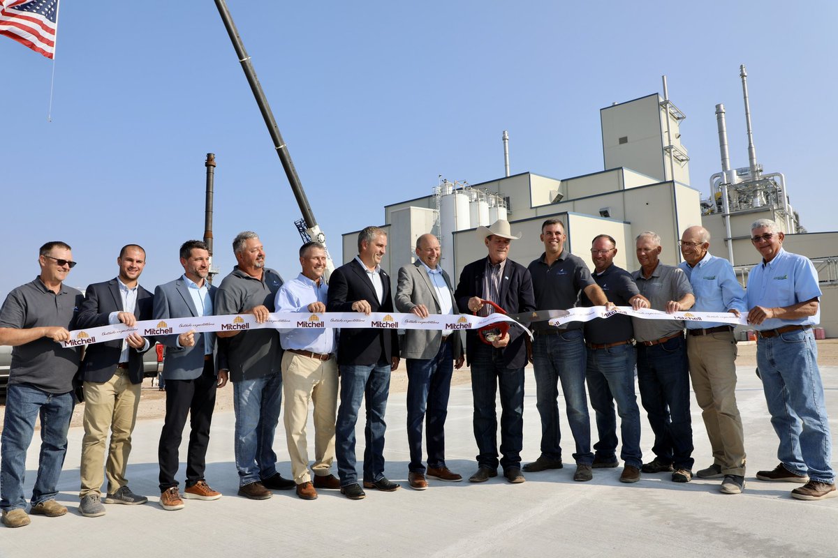 Governor Larry Rhoden (@govlarryrhoden) on Twitter photo $500 million investment. 1.2 million man-hours. The largest economic development project in Mitchell’s history.
We cut the ribbon on the brand new High Plains soybean processing facility and were joined by hundreds of South Dakotans who appreciate the importance of value-added $500 million investment. 1.2 million man-hours. The largest economic development project in Mitchell’s history.
We cut the ribbon on the brand new High Plains soybean processing facility and were joined by hundreds of South Dakotans who appreciate the importance of value-added
