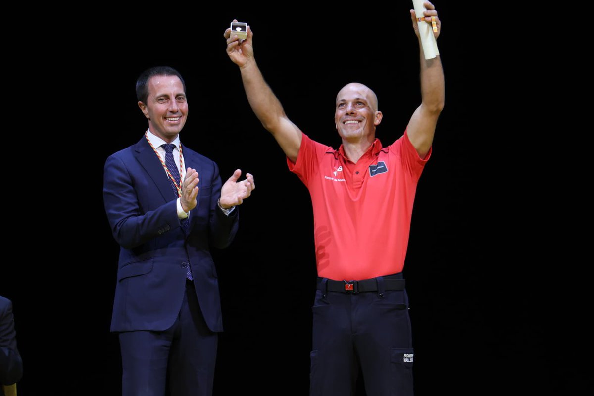 BombersdeMca's tweet image. 🏅 El nostre Grup de Rescat de Muntanya (GRM) ha rebut el guardó Jaume II als Premis d’Honors i Distincions del @ConselldeMca pel seu 25è aniversari.
Un reconeixement a la seva entrega, professionalitat i servei en zones de difícil accés. 👏
#BombersdeMallorca #GRM