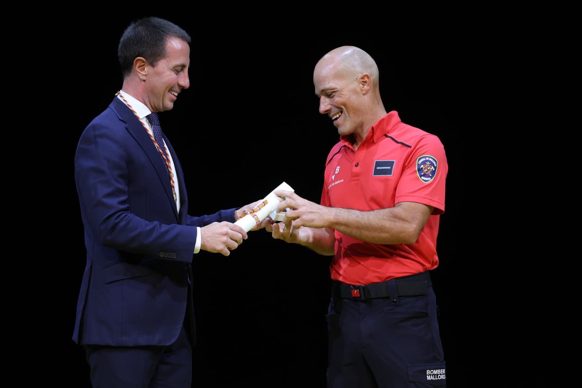 BombersdeMca's tweet image. 🏅 El nostre Grup de Rescat de Muntanya (GRM) ha rebut el guardó Jaume II als Premis d’Honors i Distincions del @ConselldeMca pel seu 25è aniversari.
Un reconeixement a la seva entrega, professionalitat i servei en zones de difícil accés. 👏
#BombersdeMallorca #GRM