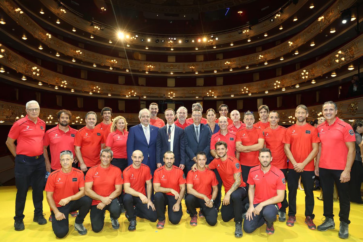 BombersdeMca's tweet image. 🏅 El nostre Grup de Rescat de Muntanya (GRM) ha rebut el guardó Jaume II als Premis d’Honors i Distincions del @ConselldeMca pel seu 25è aniversari.
Un reconeixement a la seva entrega, professionalitat i servei en zones de difícil accés. 👏
#BombersdeMallorca #GRM