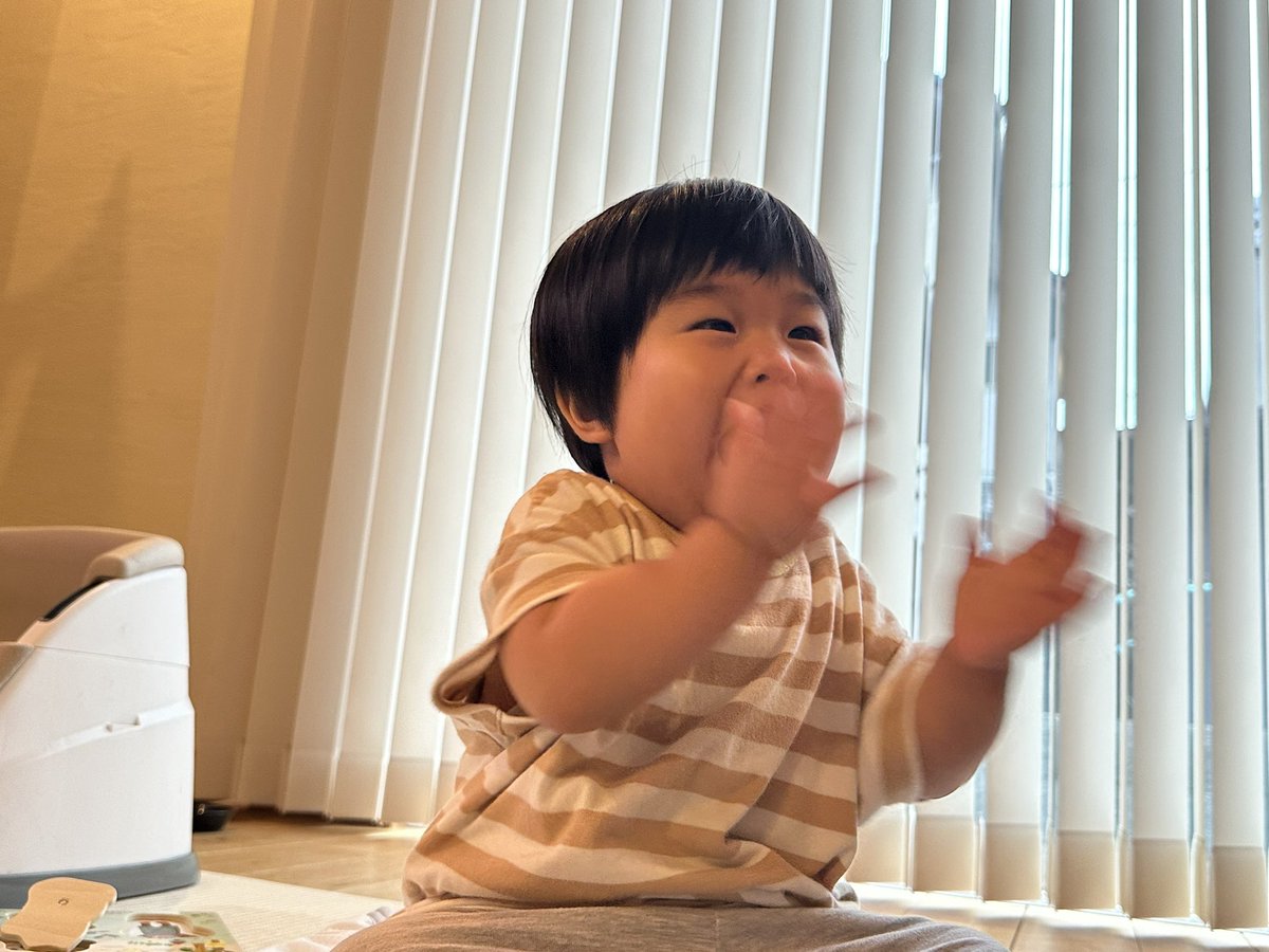 azyu_azu's tweet photo. 流行病の疑いのため、午後帰宅の姉妹。

在宅ワークしながらの子守りは、やはり猛烈に大変。（電話や図面作図…大変）
騒がしくてなんど謝ったことか。。

そうして迎えた夜。姉妹の風呂をお世話してたら、妹は待ちきれず…キッチンで寝てた。すまん（汗）

どうやら今朝は元気そうでヨカッタ。 https://t.co/dNeUDVtRST