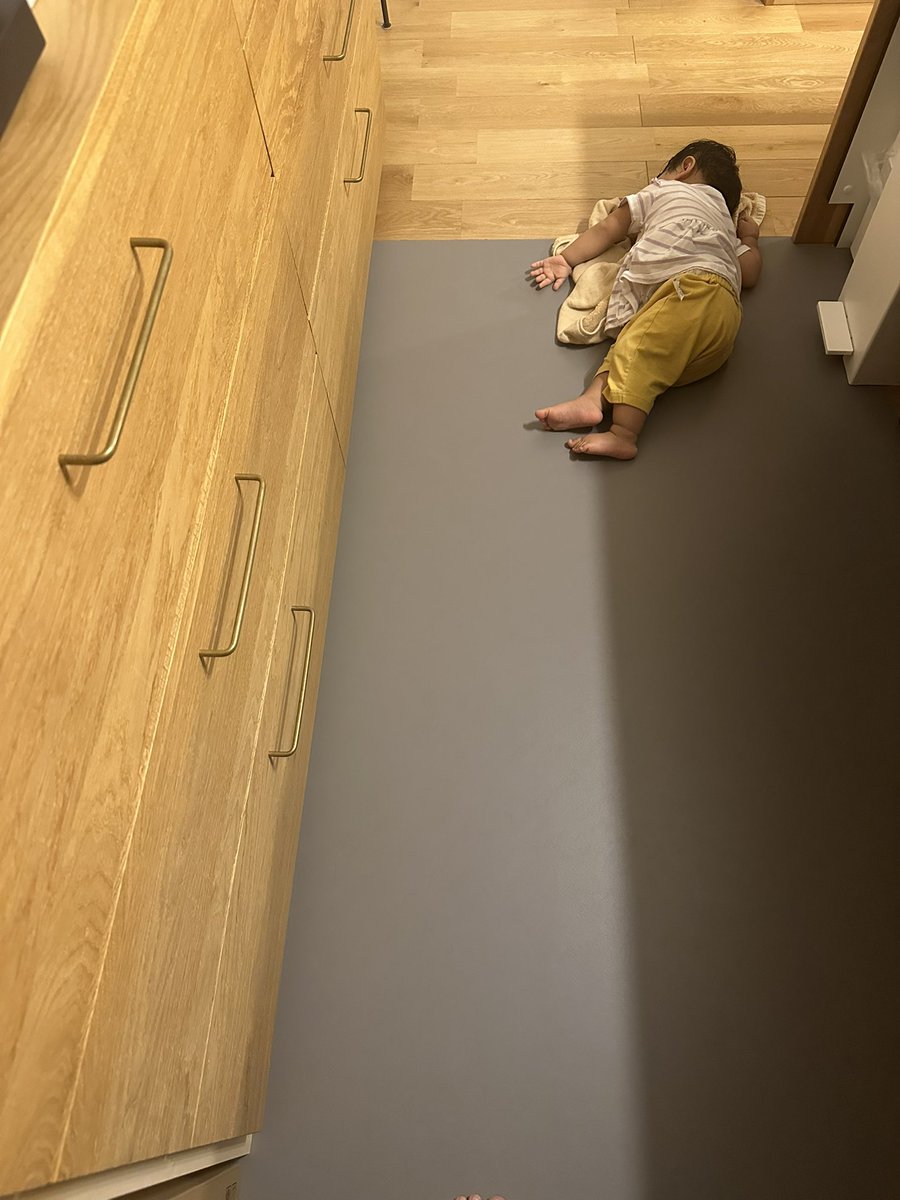 azyu_azu's tweet photo. 流行病の疑いのため、午後帰宅の姉妹。

在宅ワークしながらの子守りは、やはり猛烈に大変。（電話や図面作図…大変）
騒がしくてなんど謝ったことか。。

そうして迎えた夜。姉妹の風呂をお世話してたら、妹は待ちきれず…キッチンで寝てた。すまん（汗）

どうやら今朝は元気そうでヨカッタ。 https://t.co/dNeUDVtRST