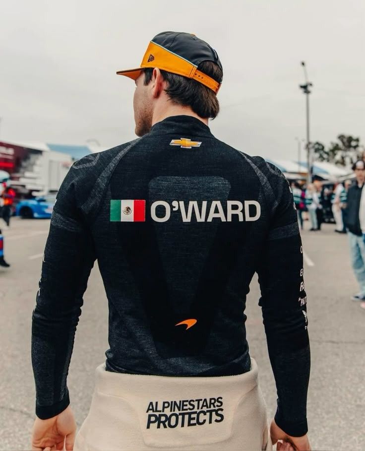 "Algo muy claro sobre quién soy. Mi nombre es Patricio O'Ward. Tengo 26 años, nací y me crié en Monterrey, México. Cada vez que me subo a un coche de carreras, llevo la bandera de mi país en la corona de mi cabeza.
Corro por México ORGULLOSAMENTE."

Pato O'Ward - IG 📷