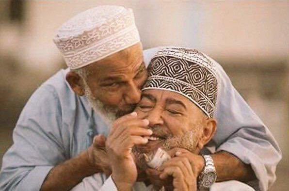 " بعض الناس يتقن كيف يصبُّ في قلبك حُبه "