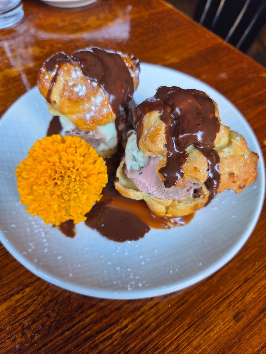 Chef Ramos has crafted molto delizioso specials this weekend! 🇮🇹
🍝 Pasta: Hand-rolled tagliatelle with Bolognese sauce 🥗 Insalata: Baby arugula with roasted grapes, Marcona almonds &amp; shaved asiago 🍨 Dolce: Homemade profiteroles with spumoni ice cream &amp; dark chocolate sauce